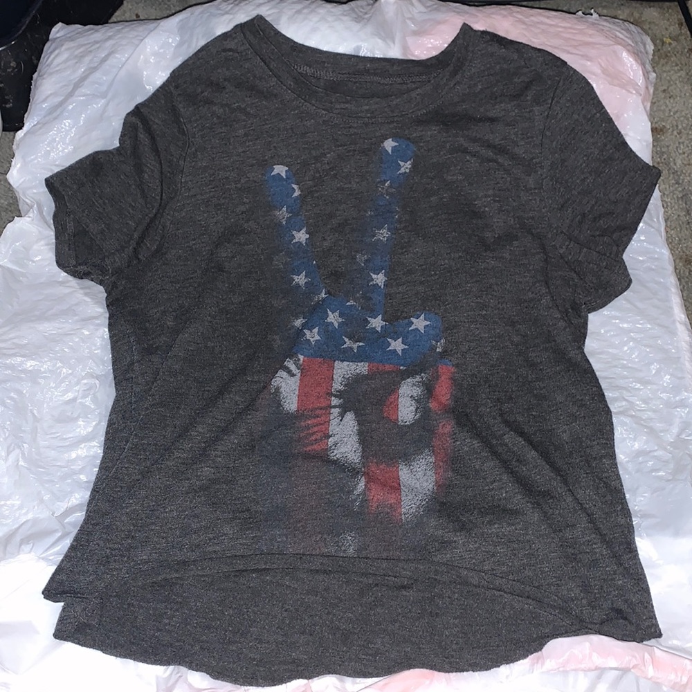 Small LOL Vintage American flag peace sign shirt.
